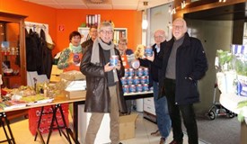 Mit Lebkuchen zum Fest erfreute der Rotary Club die Tafelmitarbeiter